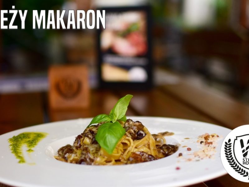 świeży makaron z grzybami